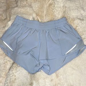 Lululemon low-rise lined hotty hot short 2.5”